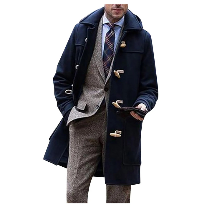 "Manteau en laine homme élégant avec capuche et fermetures traditionnelles, style classique et épuré pour hiver."
