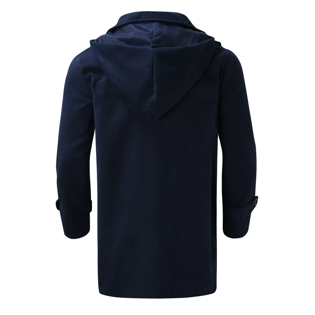 "Manteau en laine homme élégant avec capuche et fermetures traditionnelles, style classique et épuré pour hiver."