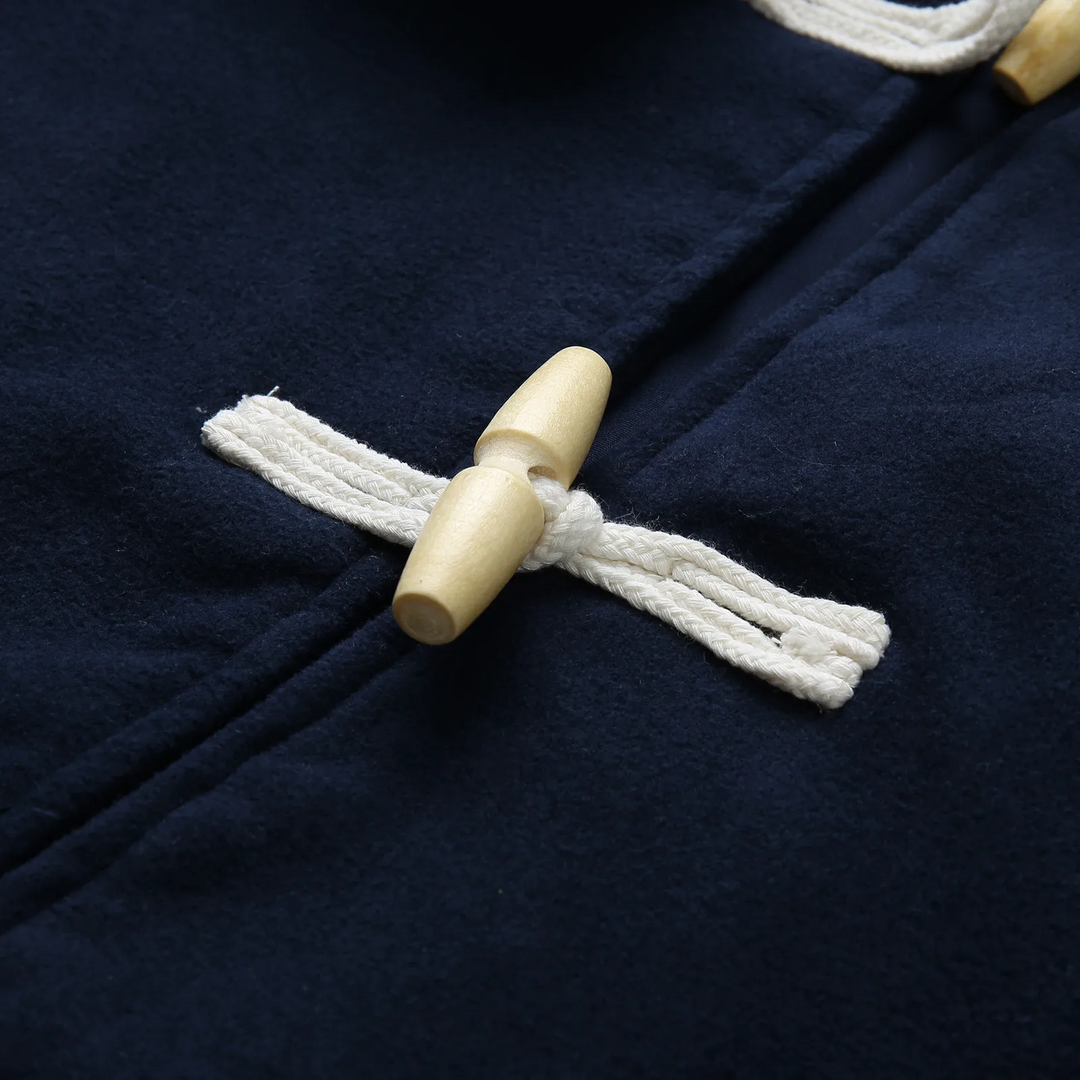 "Manteau en laine homme élégant avec capuche et fermetures traditionnelles, style classique et épuré pour hiver."