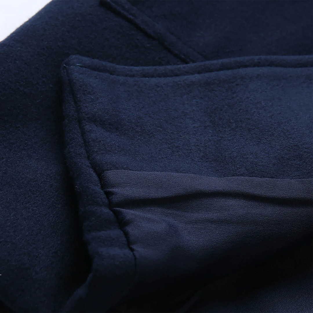 "Manteau en laine homme élégant avec capuche et fermetures traditionnelles, style classique et épuré pour hiver."