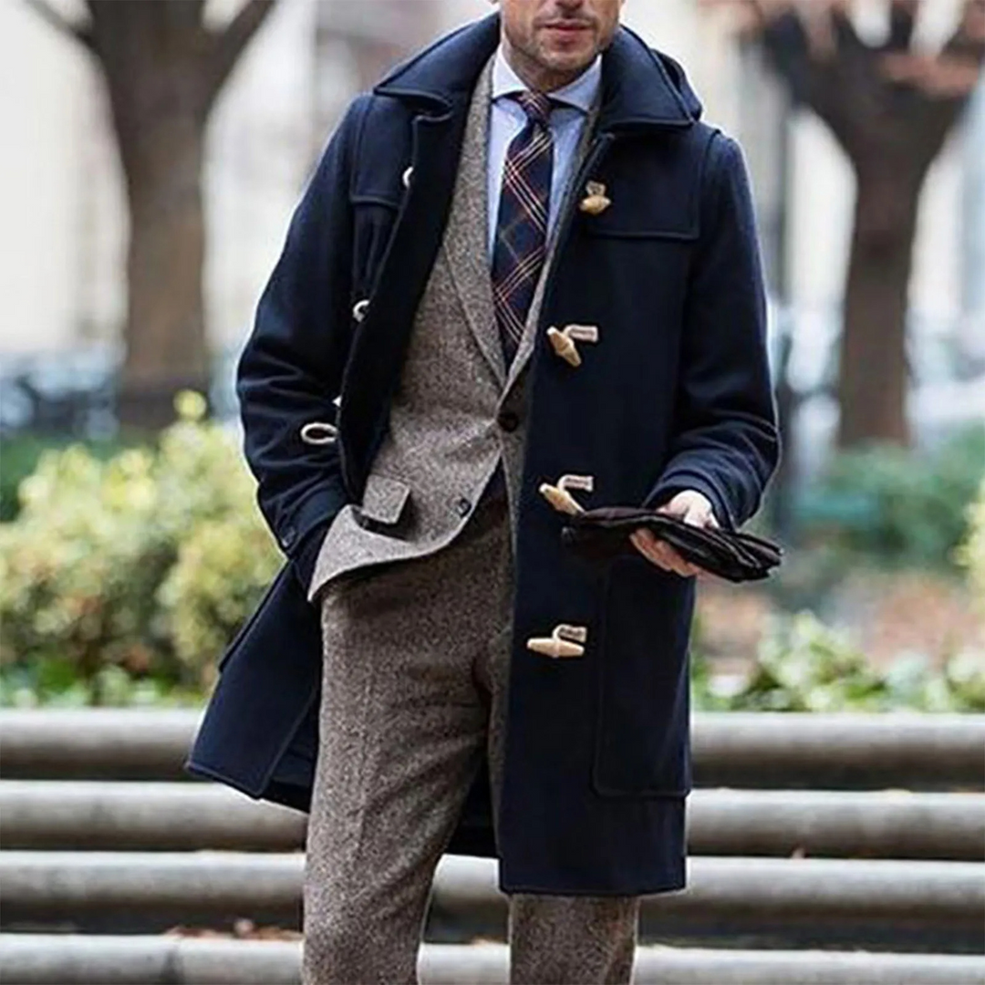"Manteau en laine homme élégant avec capuche et fermetures traditionnelles, style classique et épuré pour hiver."