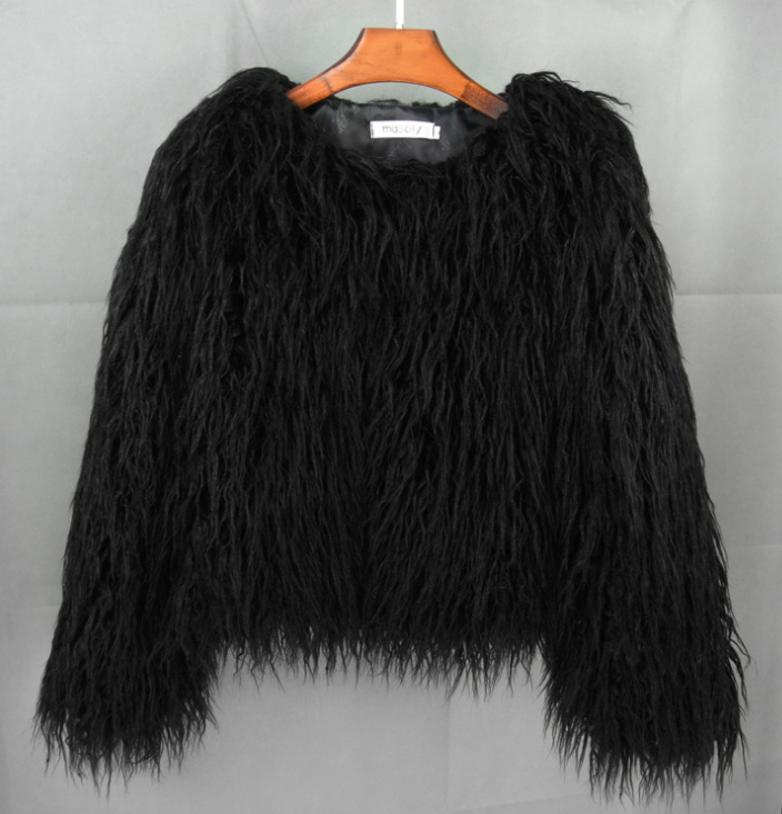 Manteau femme court, fausse fourrure, chic et chaud.  Coupe élégante, douceur incroyable.