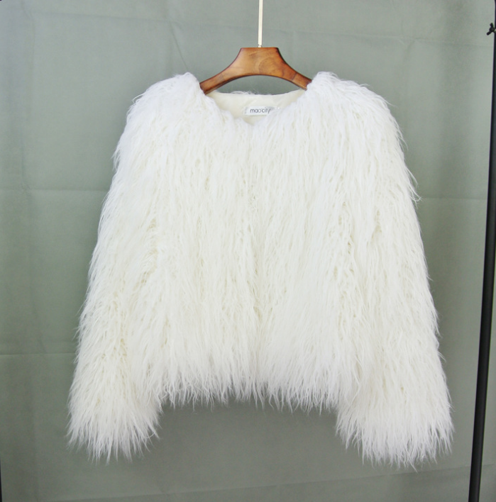 Manteau femme court, fausse fourrure, chic et chaud.  Coupe élégante, douceur incroyable.