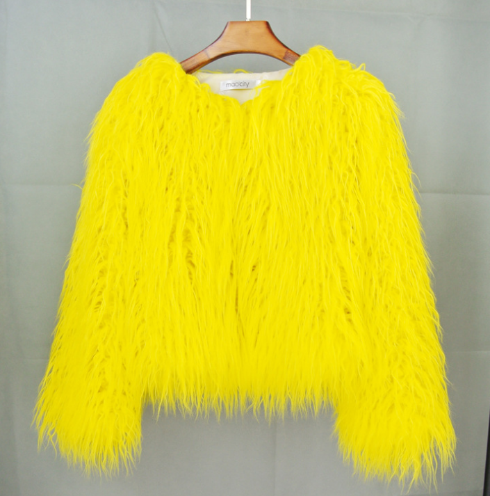 Manteau femme court, fausse fourrure, chic et chaud.  Coupe élégante, douceur incroyable.