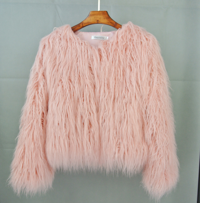 Manteau femme court, fausse fourrure, chic et chaud.  Coupe élégante, douceur incroyable.