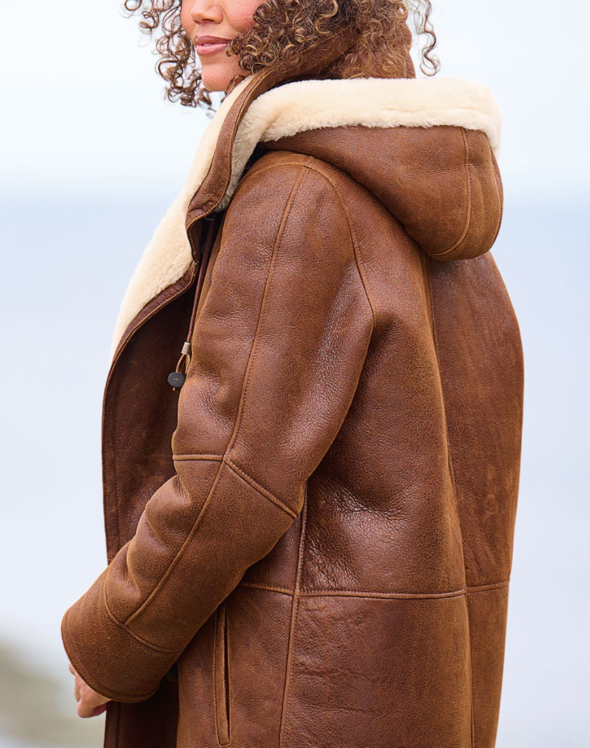 Vêtement femme Leia, manteau hiver marron à capuche. Chaleur assurée, style mode élégant pour vos sorties quotidiennes.