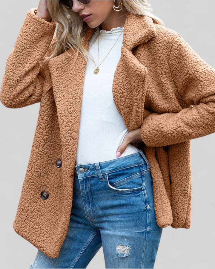 Manteau de transition femme, élégant et doux, pour un look chic et confortable.