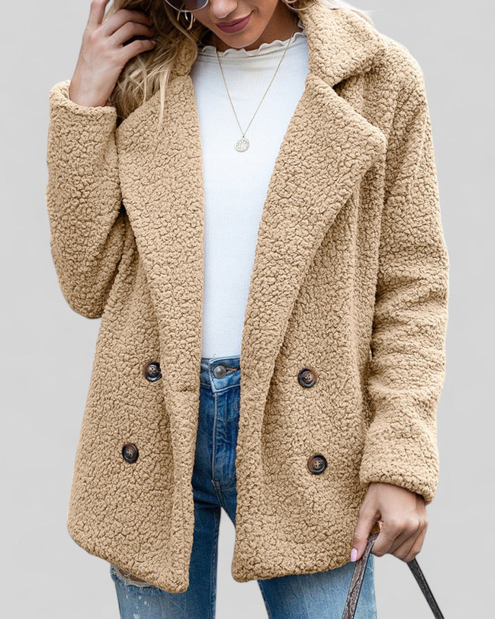 Manteau chic pour femme, confort et mode, idéal comme vêtement d'extérieur de saison.