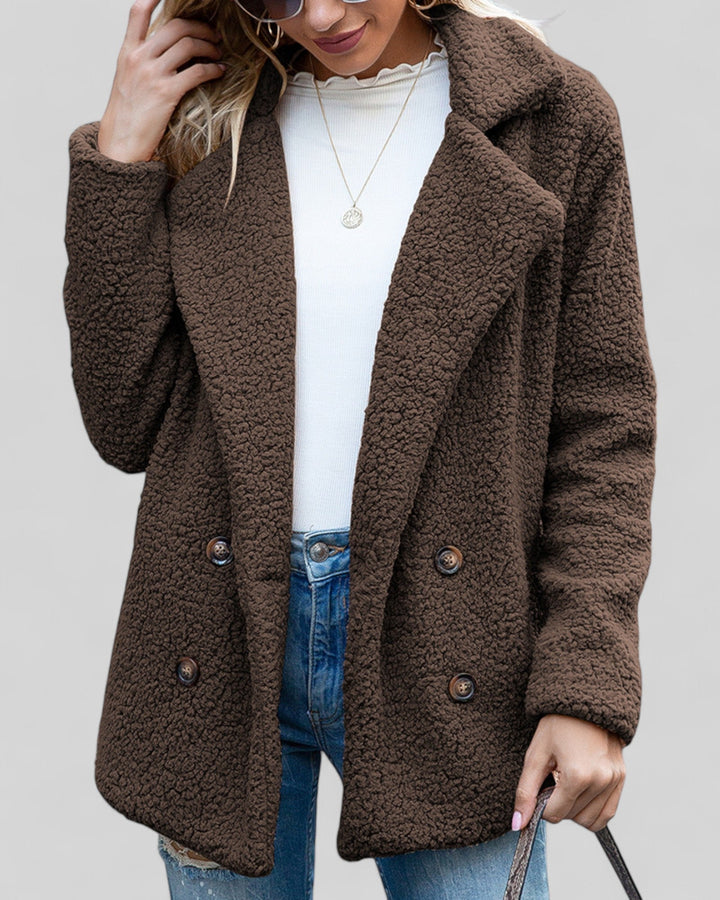 Manteau de mode femme, élégant et chaud, un vêtement essentiel pour l'extérieur.