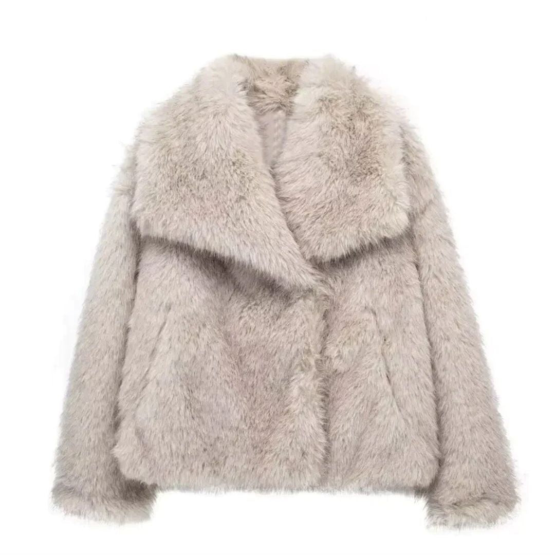Manteau femme, fourrure synthétique éco-responsable.  Coupe élégante et chaude.  Luxe éthique.