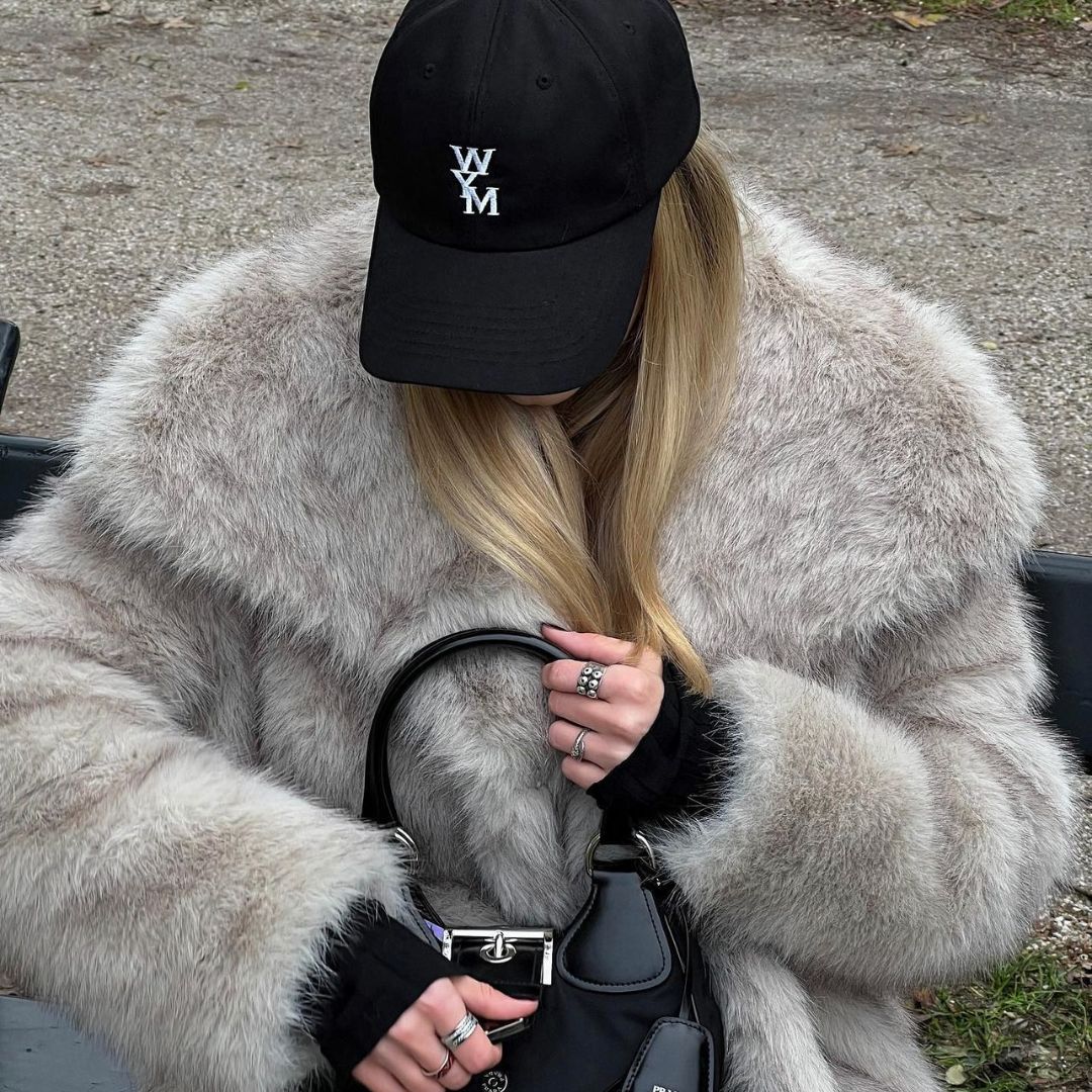 Manteau femme, fourrure synthétique éco-responsable.  Coupe élégante et chaude.  Luxe éthique.