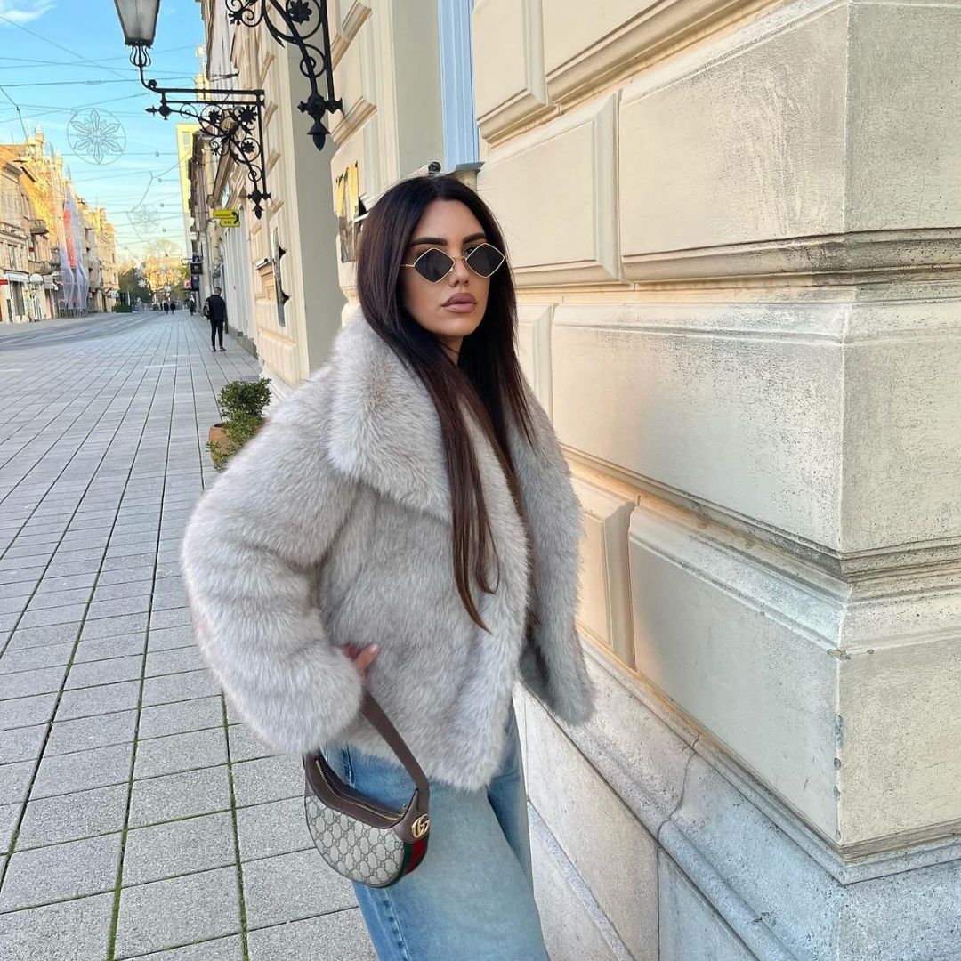 Manteau femme, fourrure synthétique éco-responsable.  Coupe élégante et chaude.  Luxe éthique.