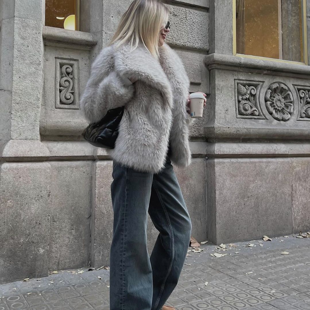 Manteau femme, fourrure synthétique éco-responsable.  Coupe élégante et chaude.  Luxe éthique.