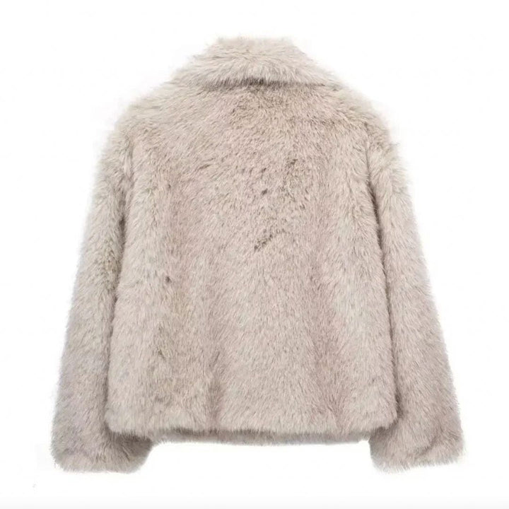 Manteau femme, fourrure synthétique éco-responsable.  Coupe élégante et chaude.  Luxe éthique.