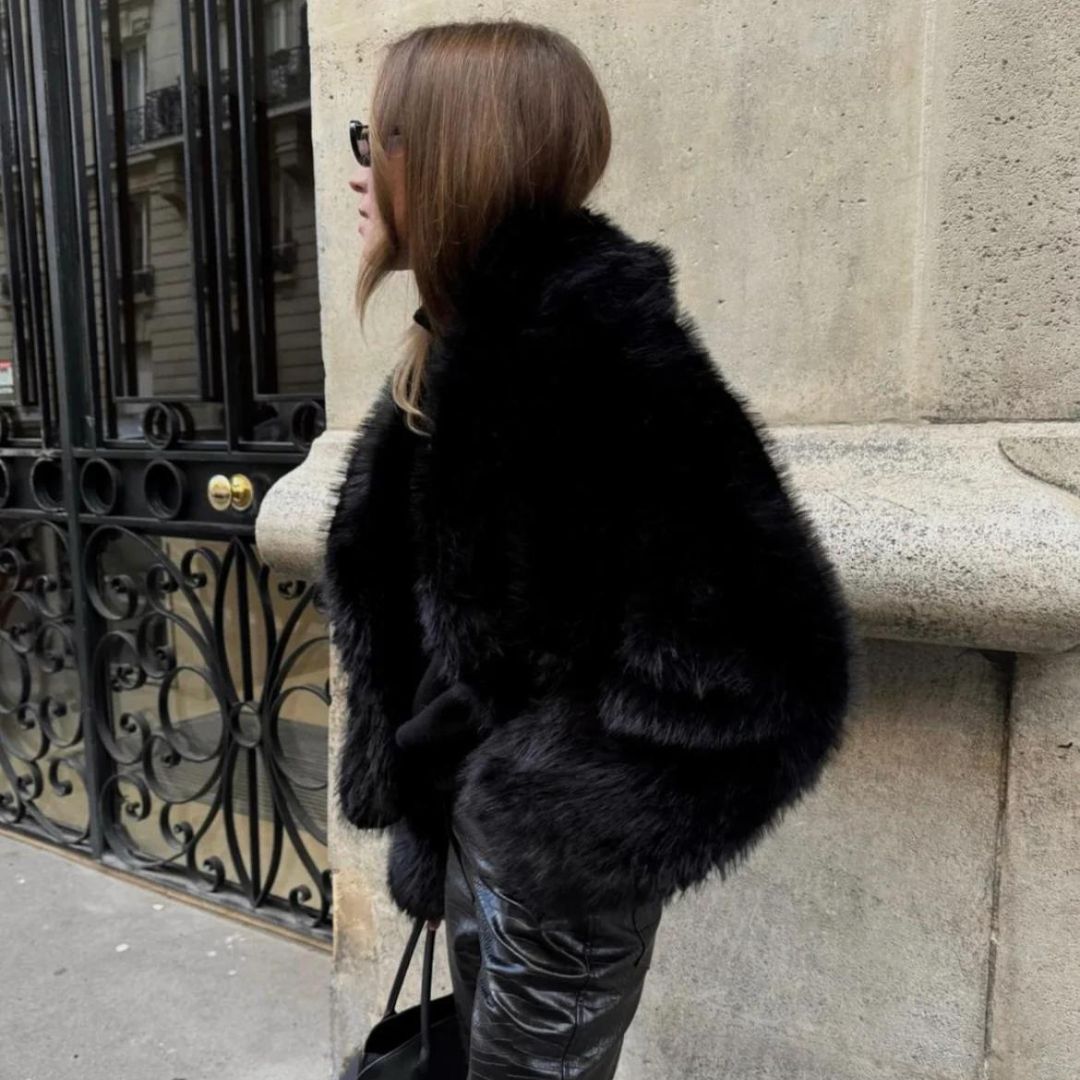 Manteau femme, fourrure synthétique éco-responsable.  Coupe élégante et chaude.  Luxe éthique.