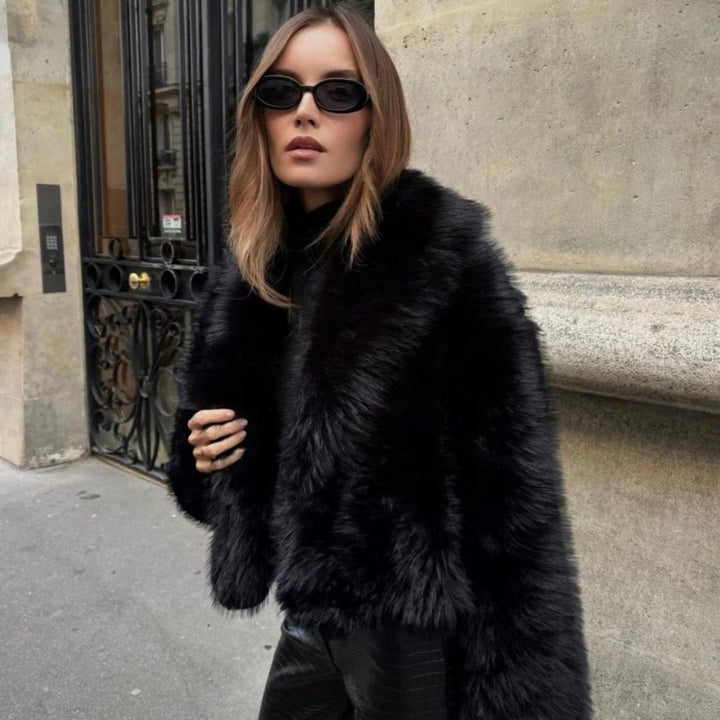 Manteau femme, fourrure synthétique éco-responsable.  Coupe élégante et chaude.  Luxe éthique.
