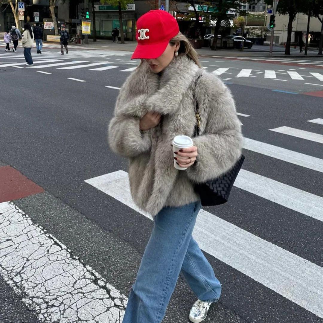 Manteau femme, fourrure synthétique éco-responsable.  Coupe élégante et chaude.  Luxe éthique.