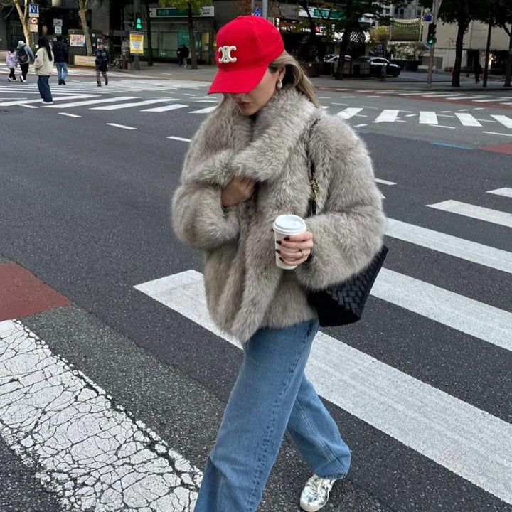 Manteau femme, fourrure synthétique éco-responsable.  Coupe élégante et chaude.  Luxe éthique.