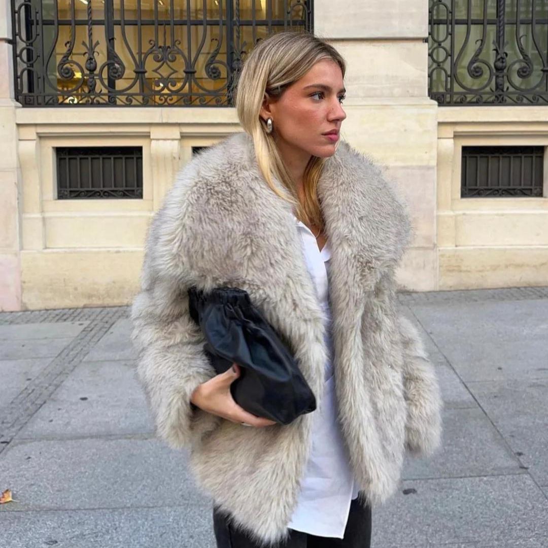Manteau femme, fourrure synthétique éco-responsable.  Coupe élégante et chaude.  Luxe éthique.