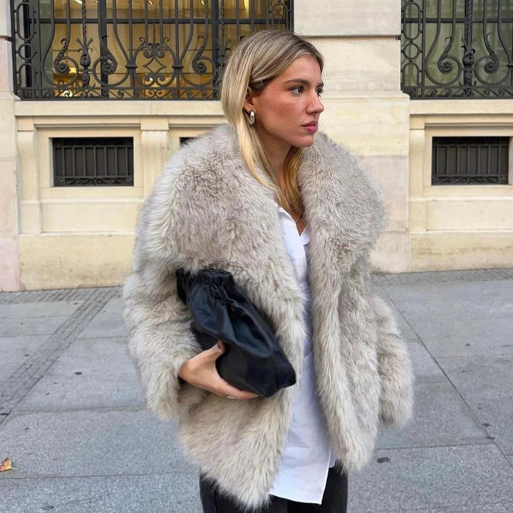Manteau femme, fourrure synthétique éco-responsable.  Coupe élégante et chaude.  Luxe éthique.