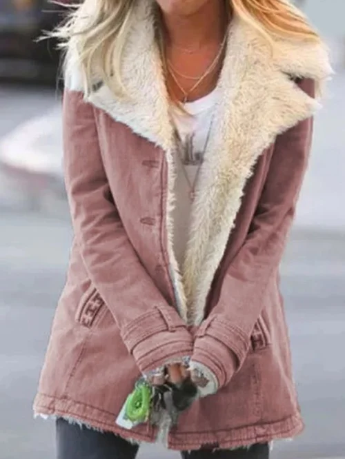 Détail du tissu technique du manteau femme hiver, imperméable et coupe-vent, garantissant chaleur, légèreté et confort.