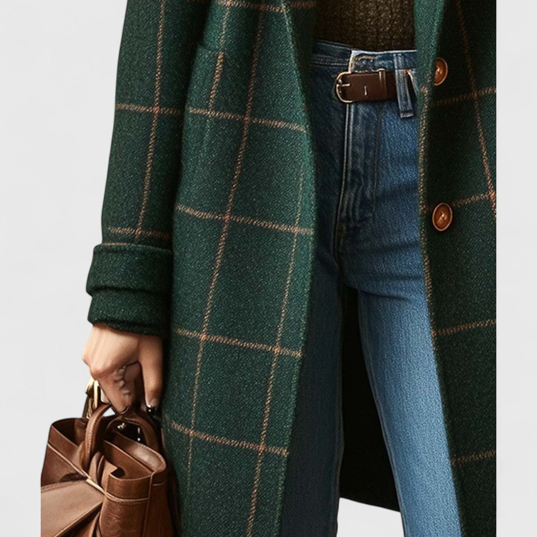 Manteau femme tendance à carreaux pour l'hiver. Design élégant et mode en vert foncé.