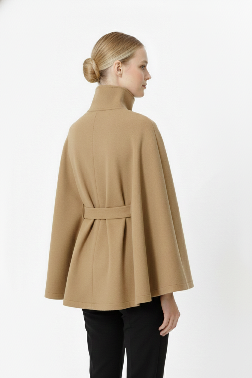 Manteau femme tendance, col haut et ceinture, apportant chaleur pour l'hiver.
