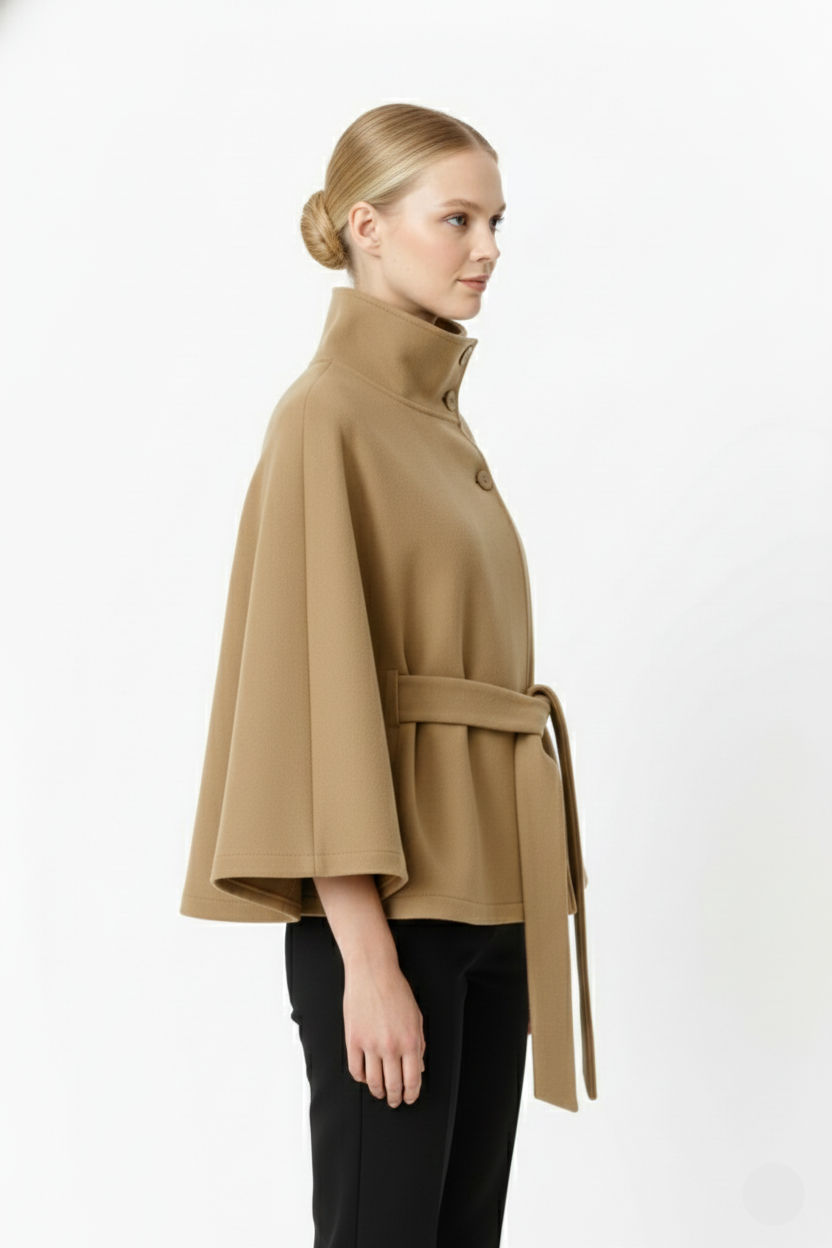 Vêtement femme chic, manteau d'hiver élégant à col haut pour un look sophistiqué.