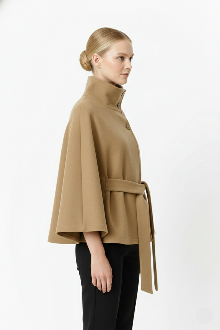 Vêtement femme chic, manteau d'hiver élégant à col haut pour un look sophistiqué.