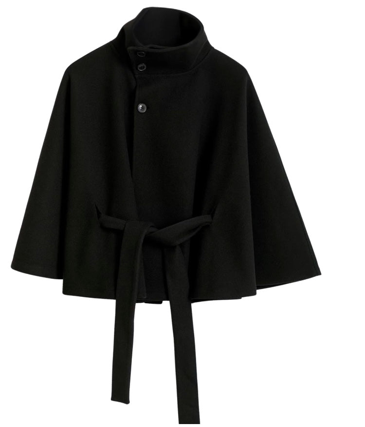 Vêtement d'hiver femme : manteau élégant, col haut, coupe confortable et chic.