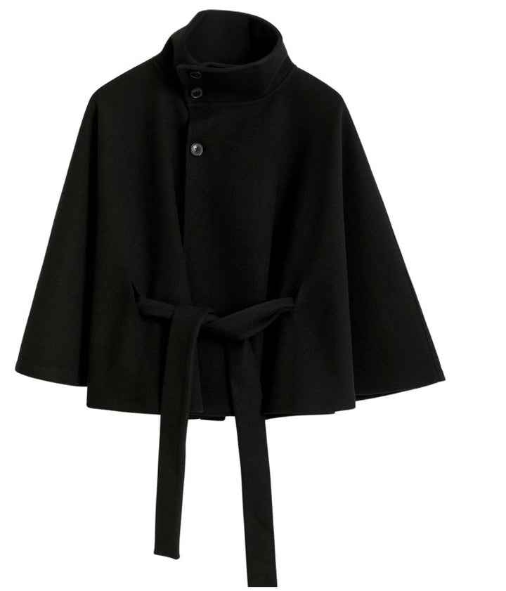 Vêtement d'hiver femme : manteau élégant, col haut, coupe confortable et chic.