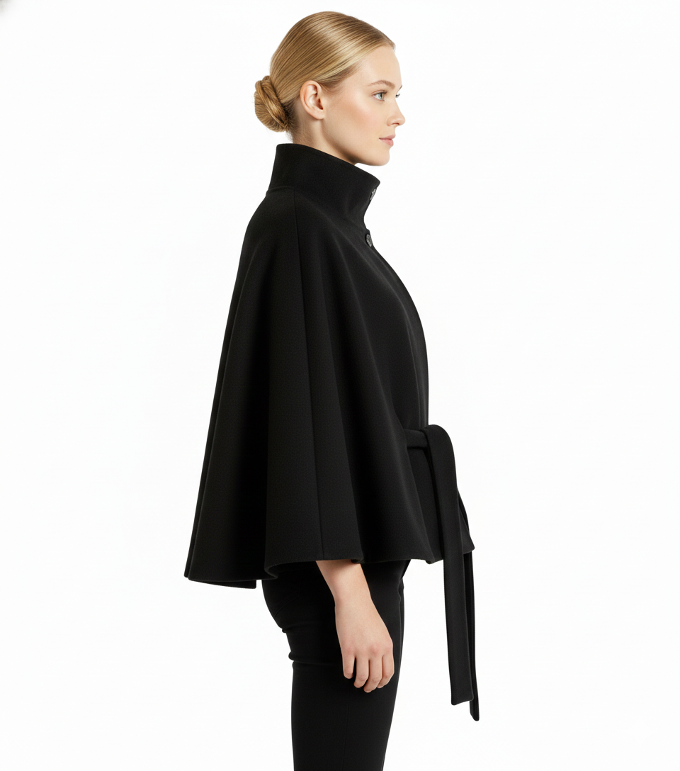 Manteau femme moderne, chic et chaud pour l'hiver, avec un col haut distinctif.