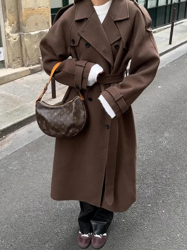 Long manteau femme classique et sophistiqué, idéal pour l'automne-hiver. Un outerwear tendance et confortable.