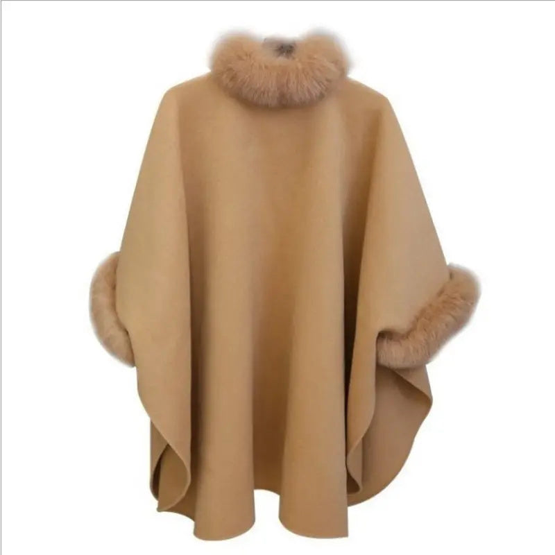 Tenue chic d'hiver: manteau femme gris avec col douillet, veste polyvalente et raffinée.