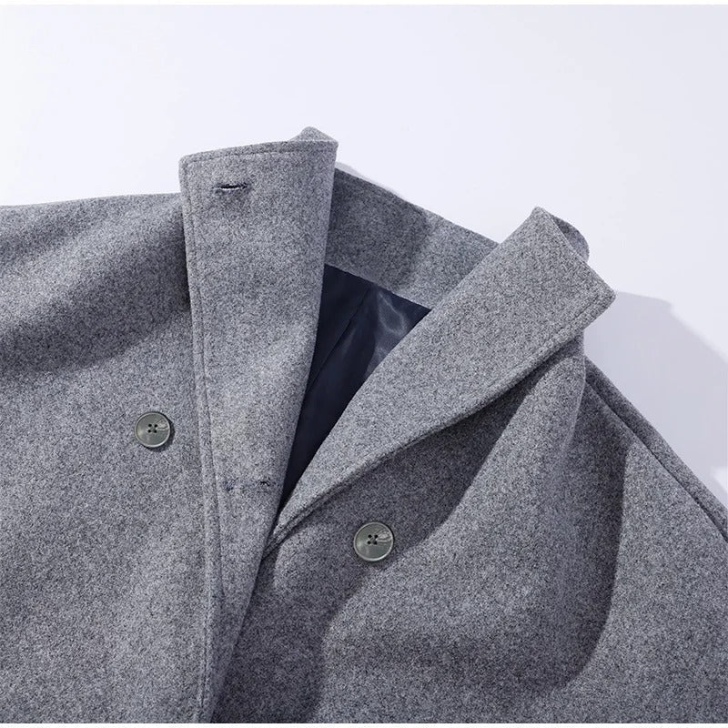 Manteau femme col montant, élégant, boutonné. Vêtement hiver chic pour une silhouette raffinée.