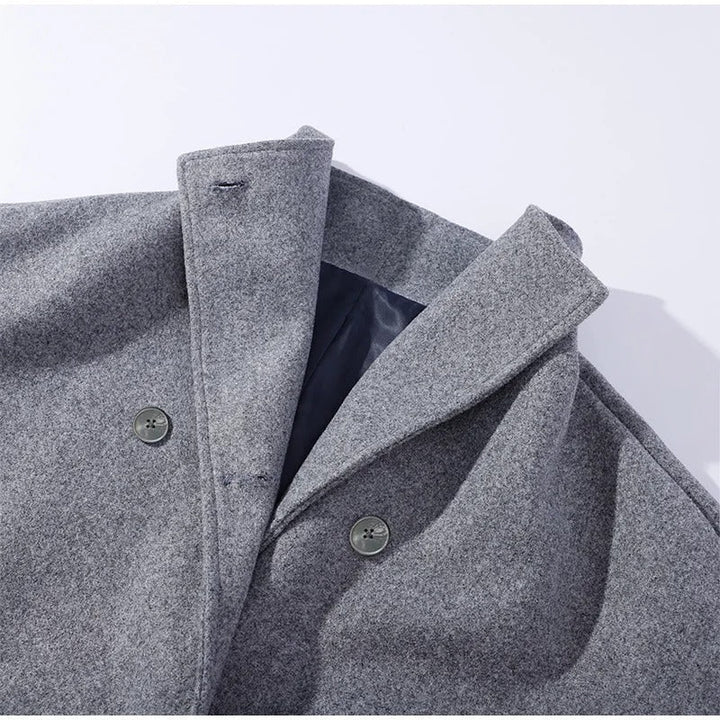 Manteau femme col montant, élégant, boutonné. Vêtement hiver chic pour une silhouette raffinée.