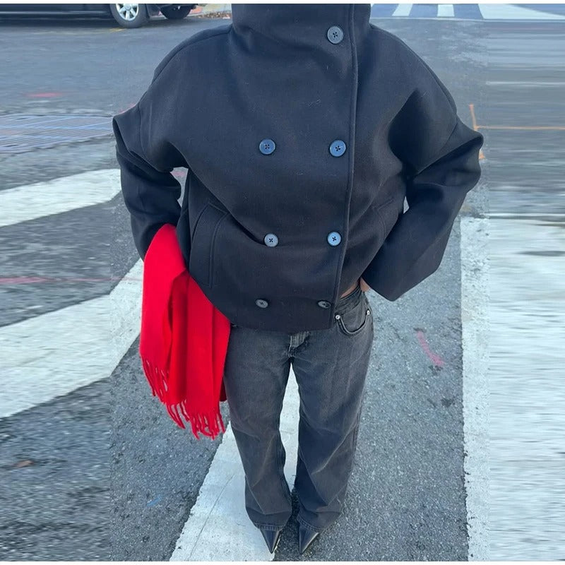 Manteau femme chic et sophistiqué avec col montant. Idéal pour une tenue professionnelle hivernale.