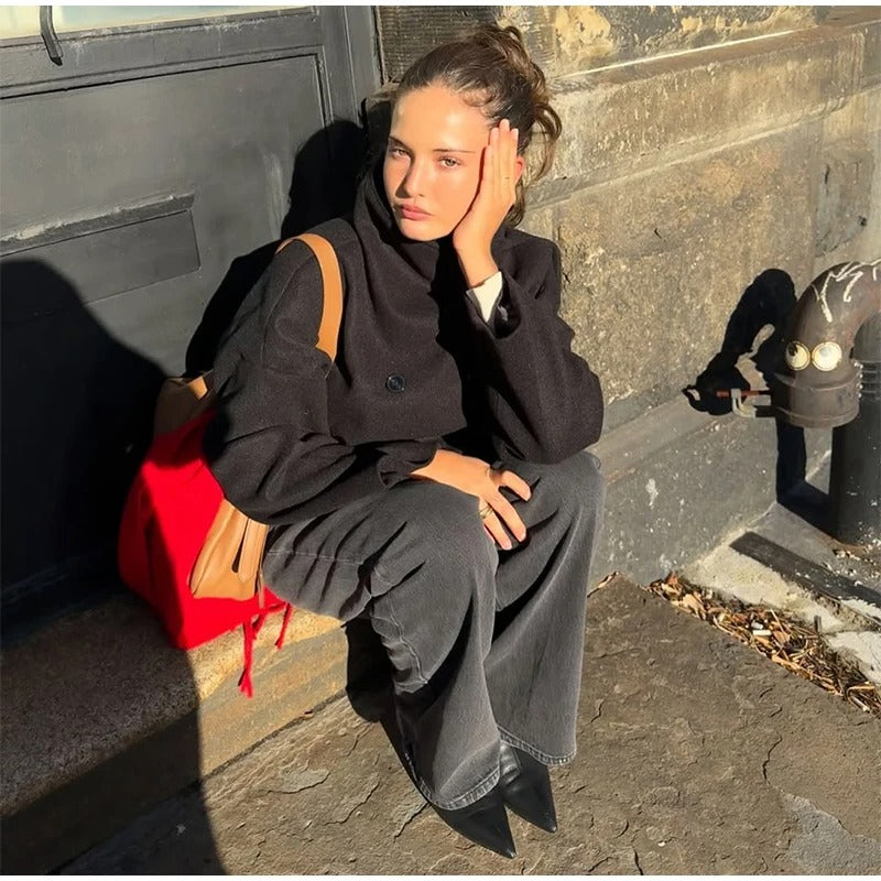 Manteau hiver chaud femme, élégant, col montant, boutonné, pour un look chic en extérieur.