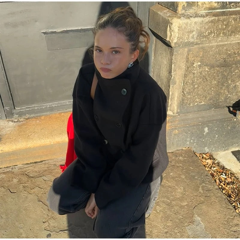 Mode femme : manteau élégant col montant, coupe sophistiquée pour l'hiver, couleur au choix.