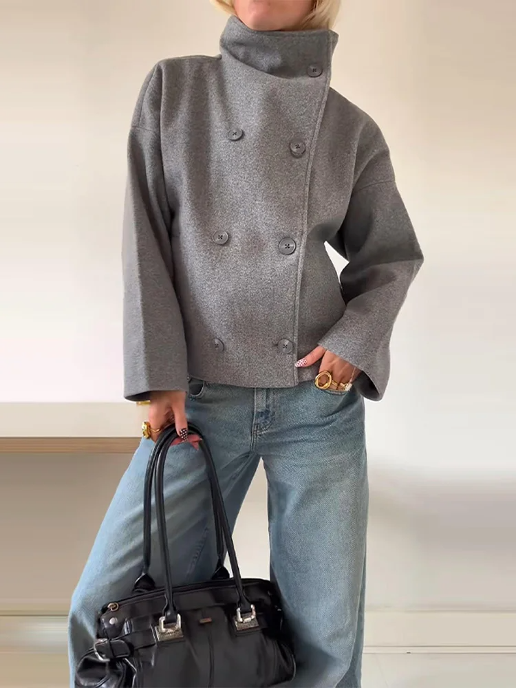Manteau femme élégant et chic, col montant, boutons discrets. Parfait pour un style raffiné en hiver.