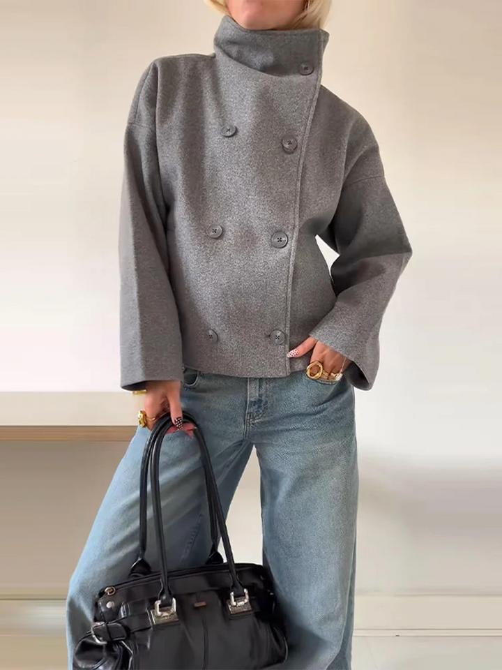 Manteau femme élégant et chic, col montant, boutons discrets. Parfait pour un style raffiné en hiver.