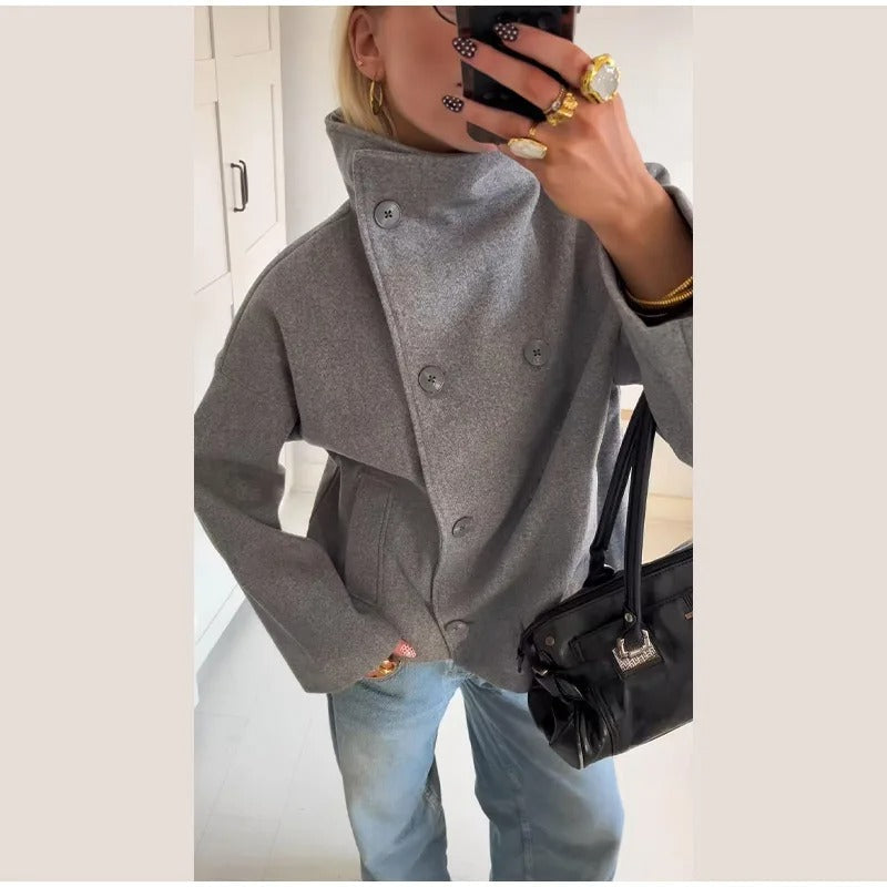Tenue professionnelle hivernale : manteau femme col montant, boutonné, chic et chaud.