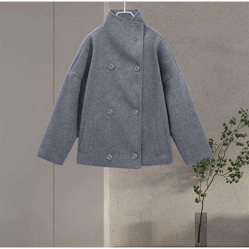 Manteau femme col montant boutonné, vêtement hiver chic, sophistiqué et chaud.