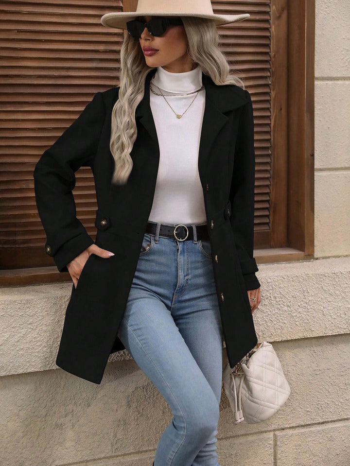 Élégant manteau femme boutonnage simple, mi-long. Idéal pour look professionnel ou décontracté en hiver.