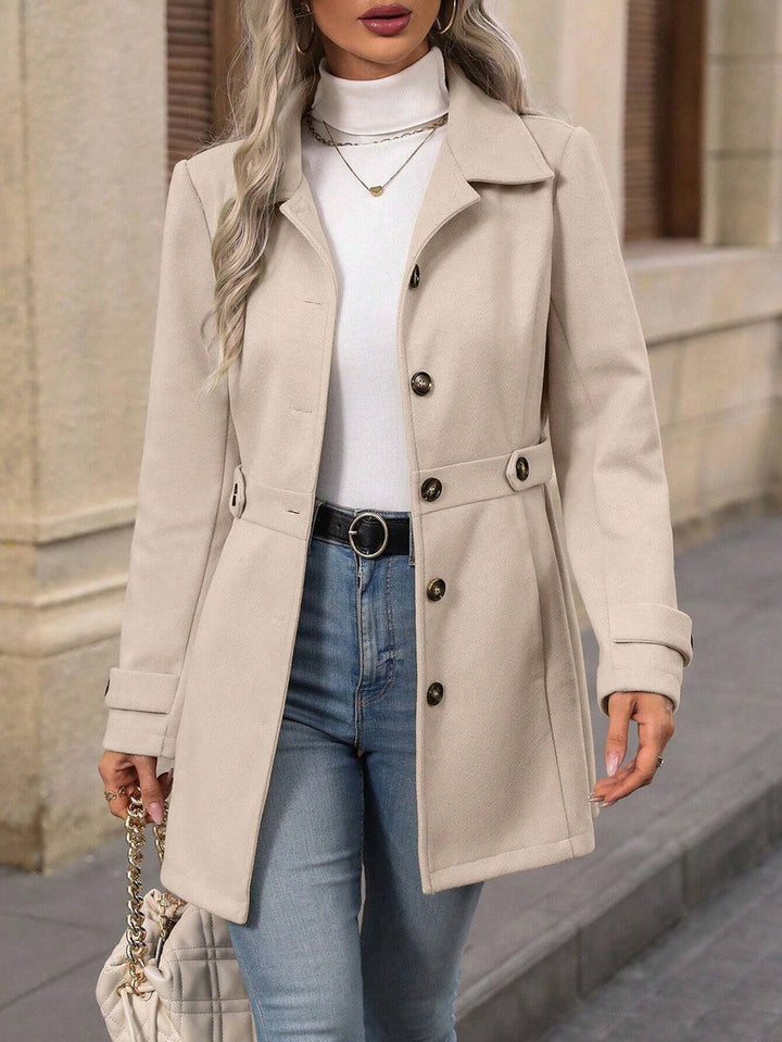 Veste femme mi-longue chic, boutonnage simple. Manteau hiver élégant et confortable avec revers pour saison froide.