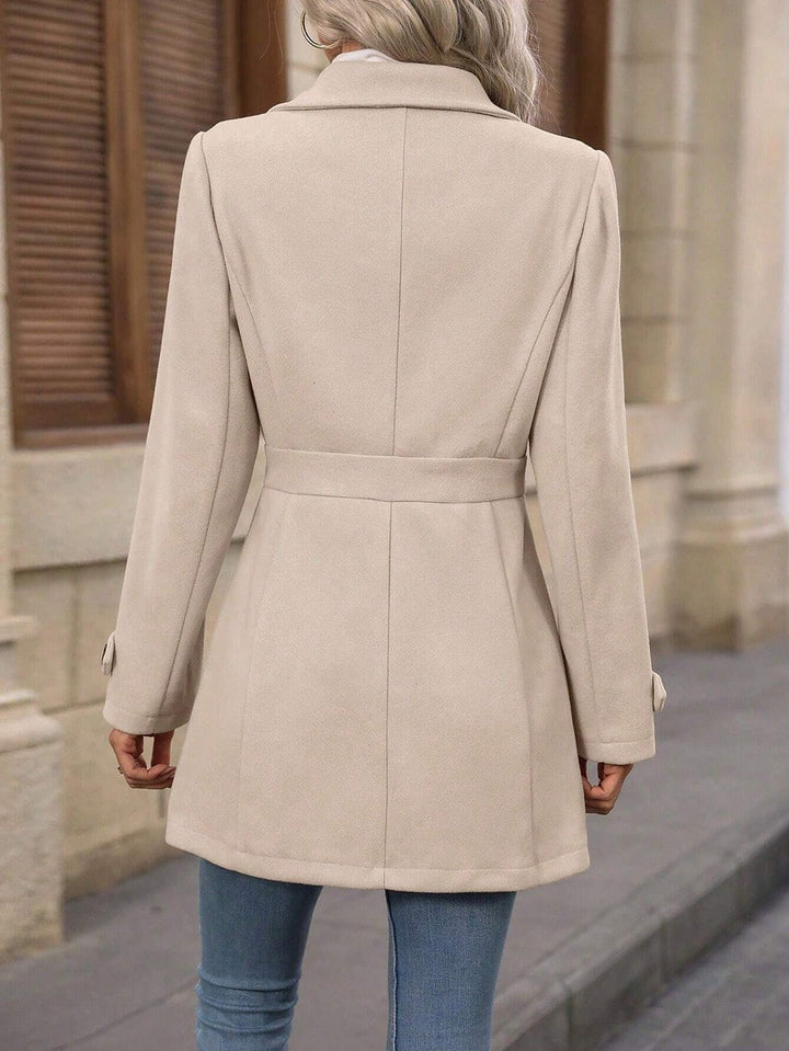 Veste femme chic à simple boutonnage. Manteau d'hiver confortable et stylé, idéal pour saison froide.