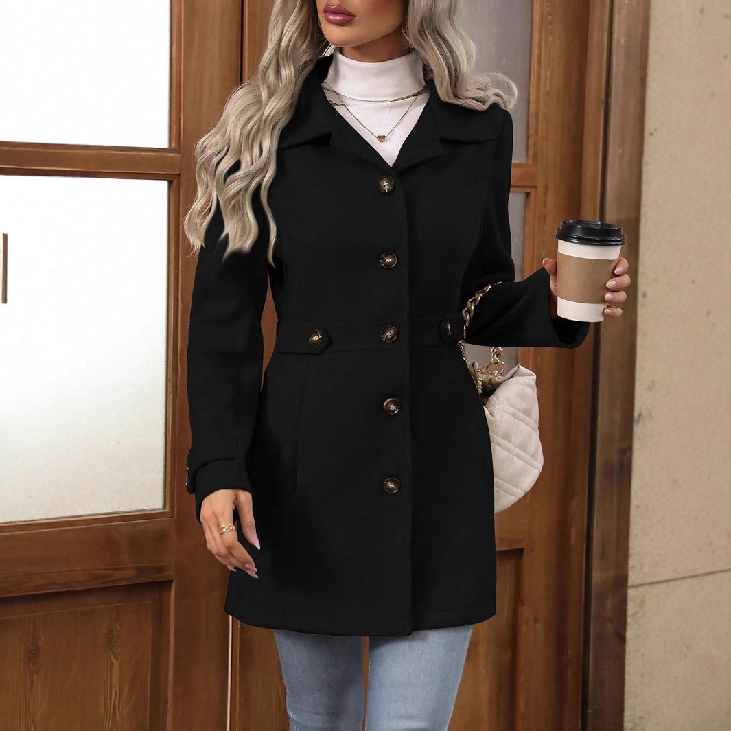 Manteau femme élégant à revers, mi-long. Veste hiver boutonnage simple pour look pro ou décontracté.