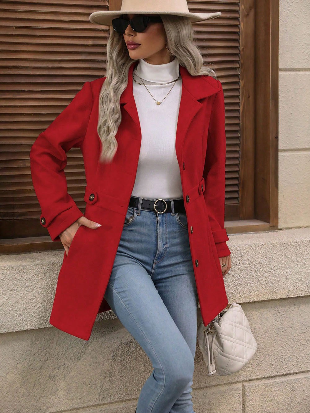 Veste femme élégante mi-longue, boutonnage simple. Manteau d'hiver chic et confortable avec revers.