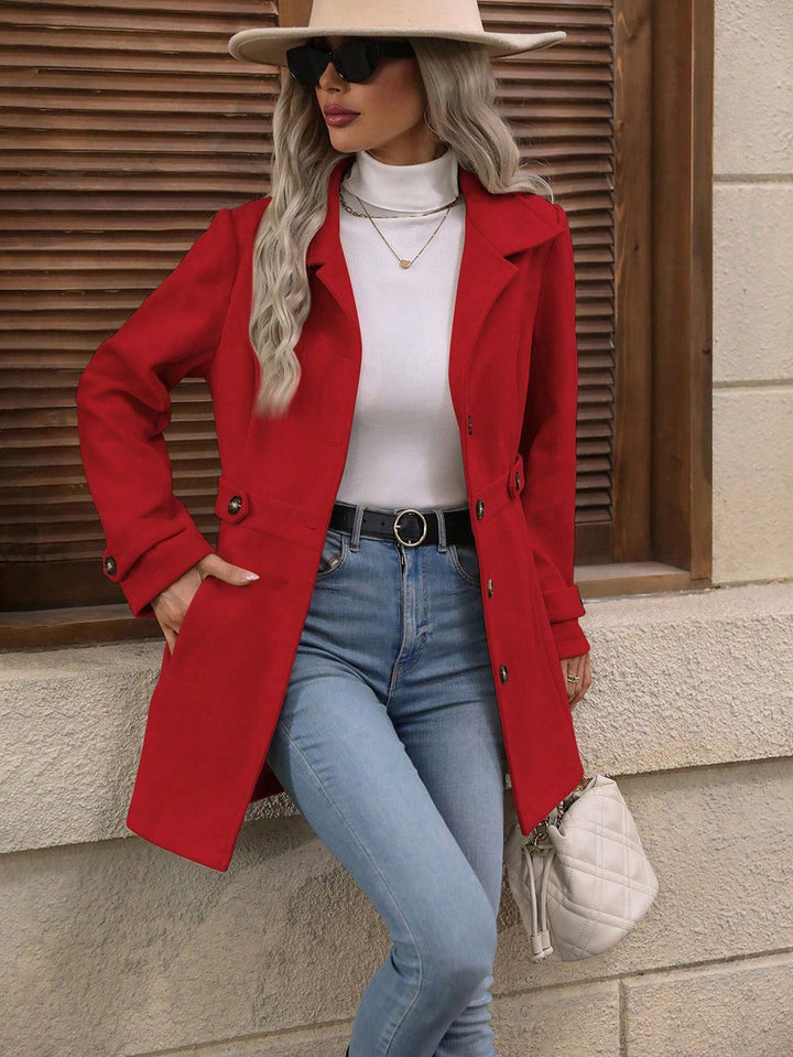 Veste femme élégante mi-longue, boutonnage simple. Manteau d'hiver chic et confortable avec revers.