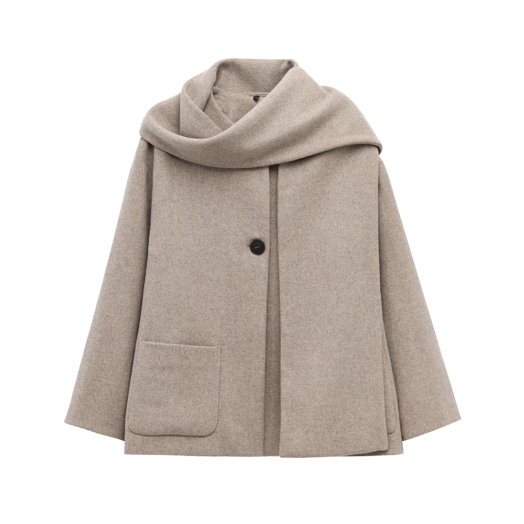 Manteau long femme chic couleur kaki avec col enveloppant, idéal pour la mode hivernale élégante.